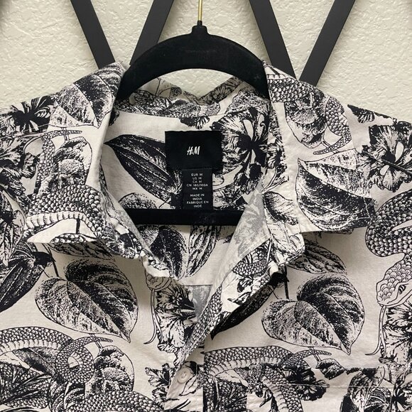 H&M, Snake/jungle print, black/ cream Short Sleeve, Button-down shirt men Medium - Picture 2 of 7
